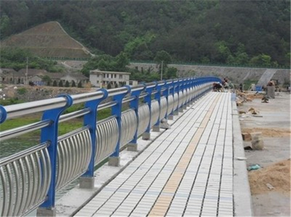 河西不锈钢桥梁护栏的特性及其在现代建筑中的应用