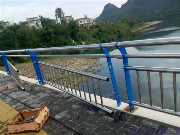 河西不锈钢复合管护栏是一种卓越的防护材料
